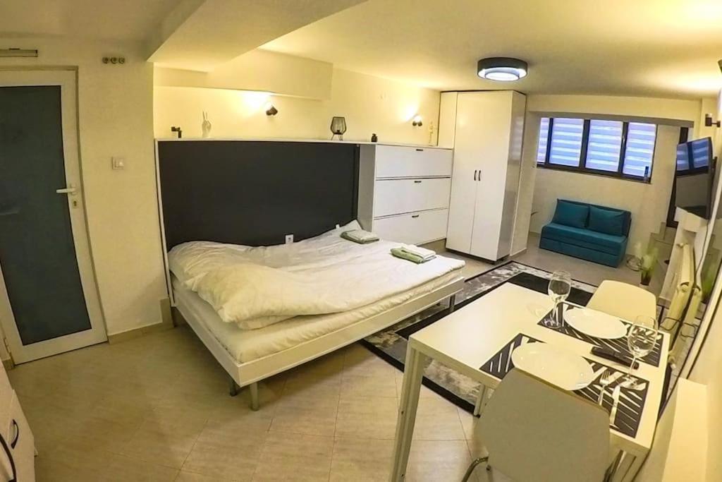 Studio With Courtyard Just Steps Away Vitosha Str София Екстериор снимка